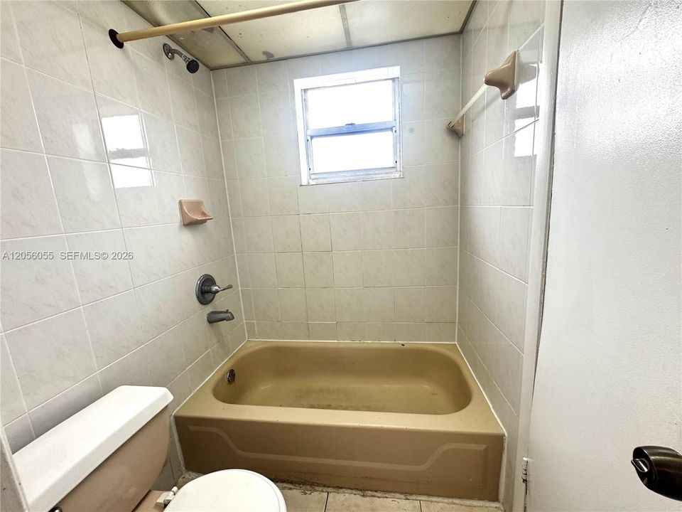 For Rent: $1,900 (2 beds, 1 baths, 910 Square Feet)