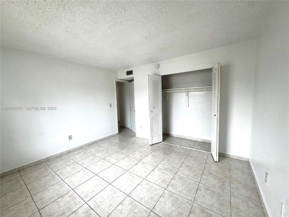 For Rent: $1,900 (2 beds, 1 baths, 910 Square Feet)
