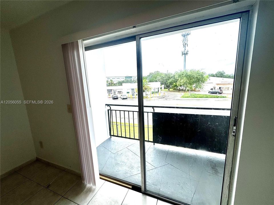 For Rent: $1,900 (2 beds, 1 baths, 910 Square Feet)