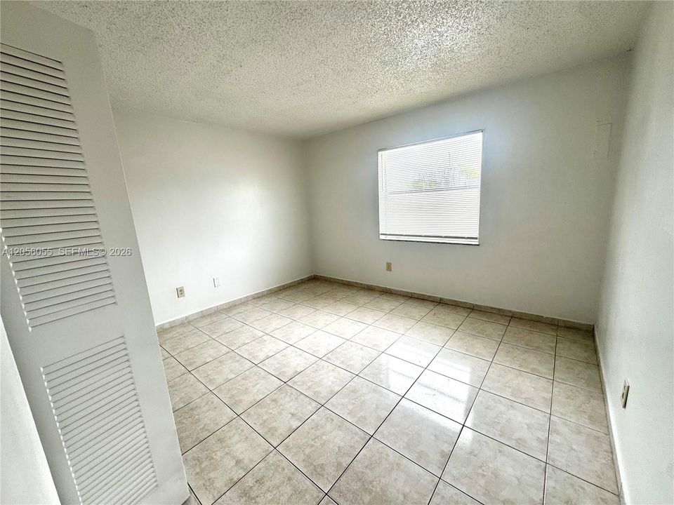 For Rent: $1,900 (2 beds, 1 baths, 910 Square Feet)