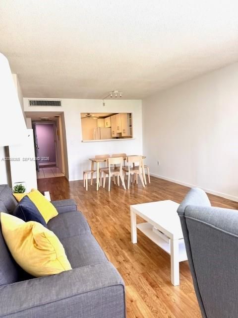 На продажу: $235,000 (1 спален, 1 ванн, 913 Квадратных фут)