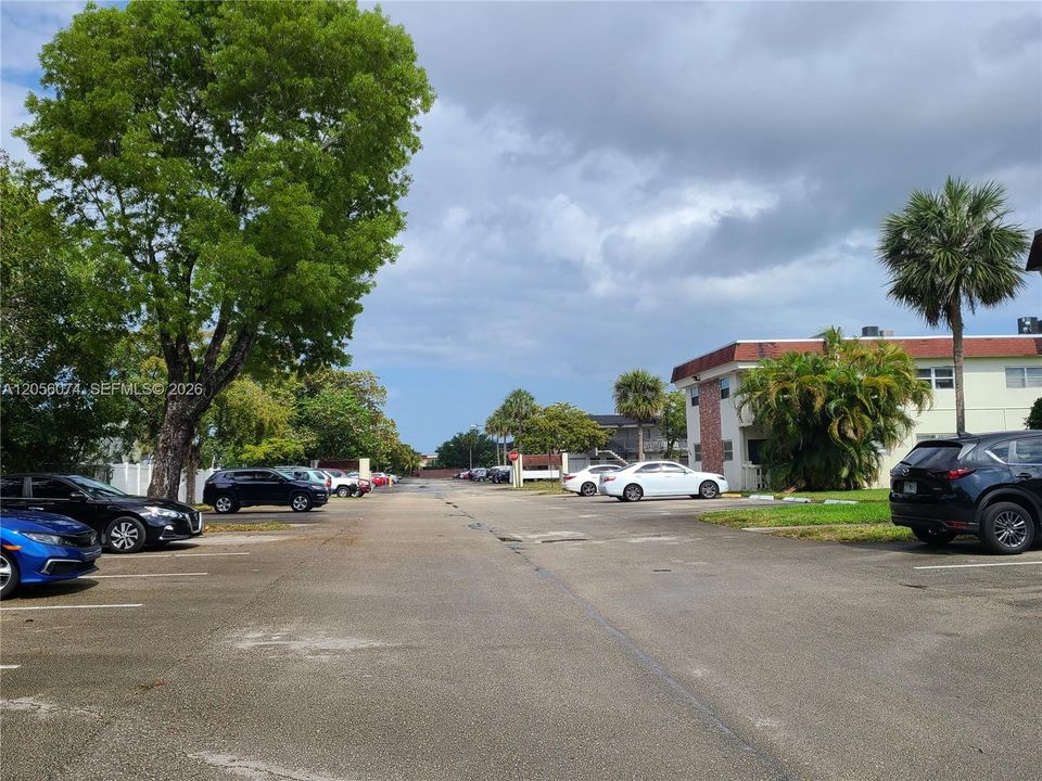 For Sale: $168,000 (1 beds, 1 baths, 670 Square Feet)