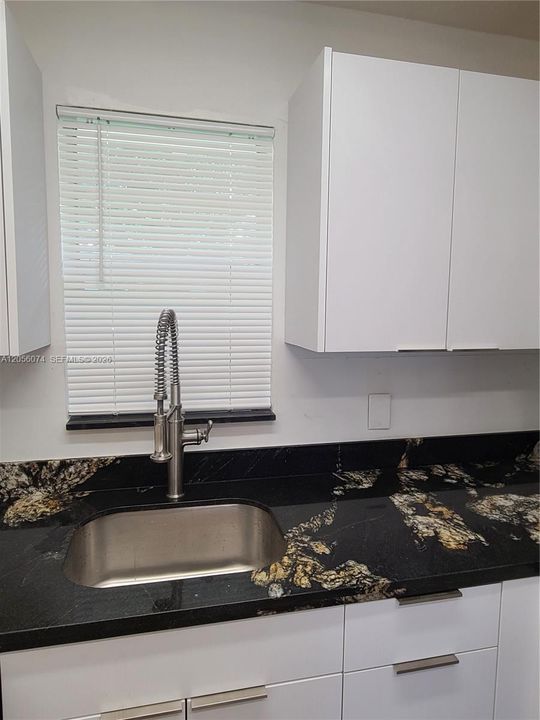 For Sale: $168,000 (1 beds, 1 baths, 670 Square Feet)