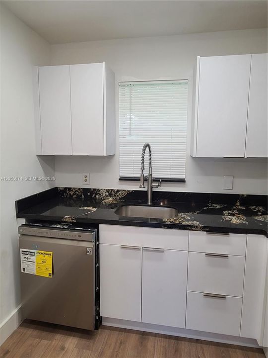 For Sale: $168,000 (1 beds, 1 baths, 670 Square Feet)