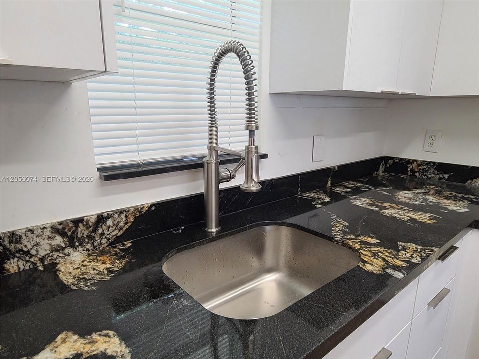 For Sale: $168,000 (1 beds, 1 baths, 670 Square Feet)
