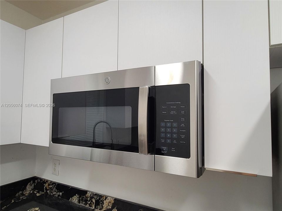 For Sale: $168,000 (1 beds, 1 baths, 670 Square Feet)