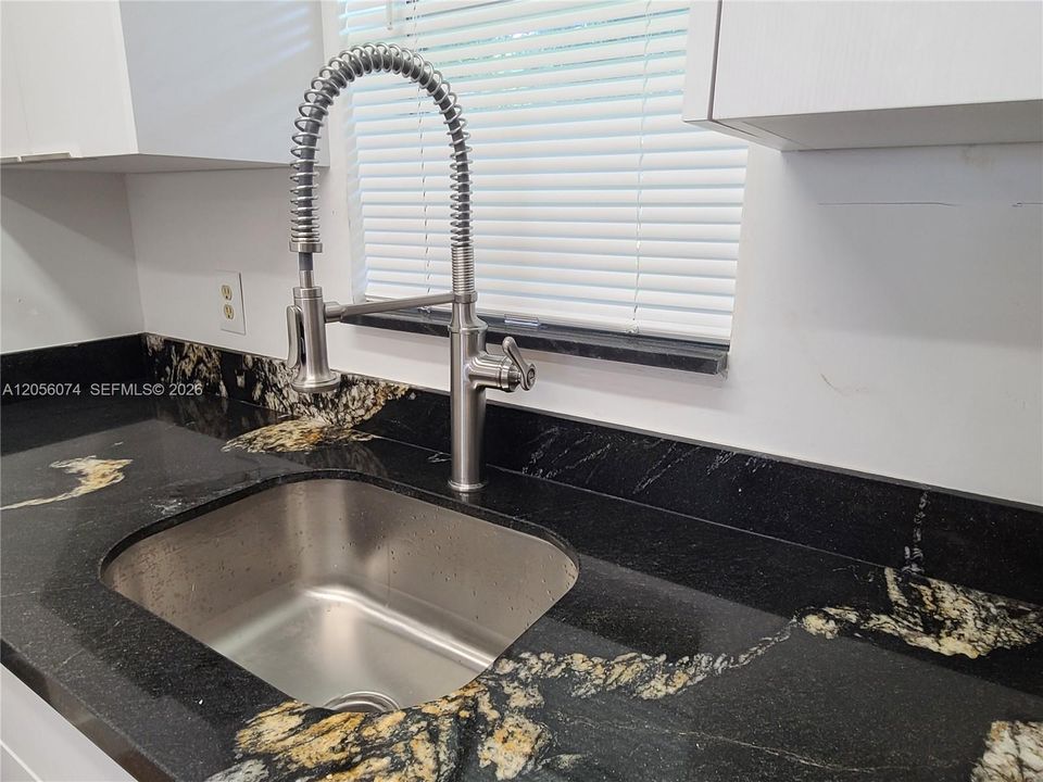 For Sale: $168,000 (1 beds, 1 baths, 670 Square Feet)