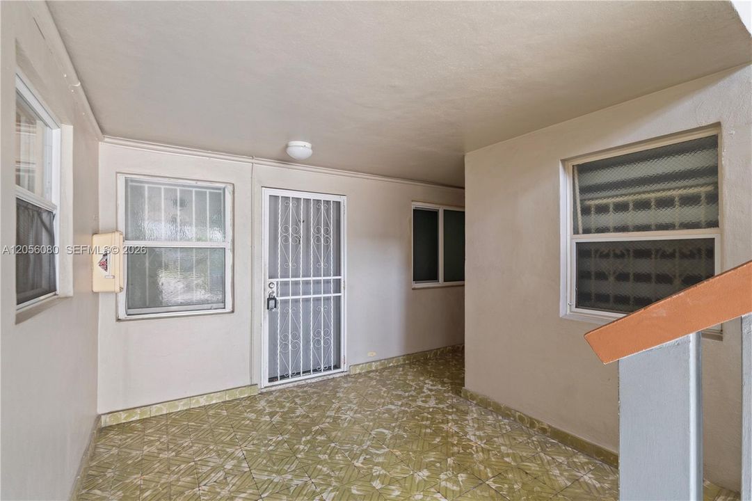 For Sale: $215,000 (2 beds, 1 baths, 890 Square Feet)