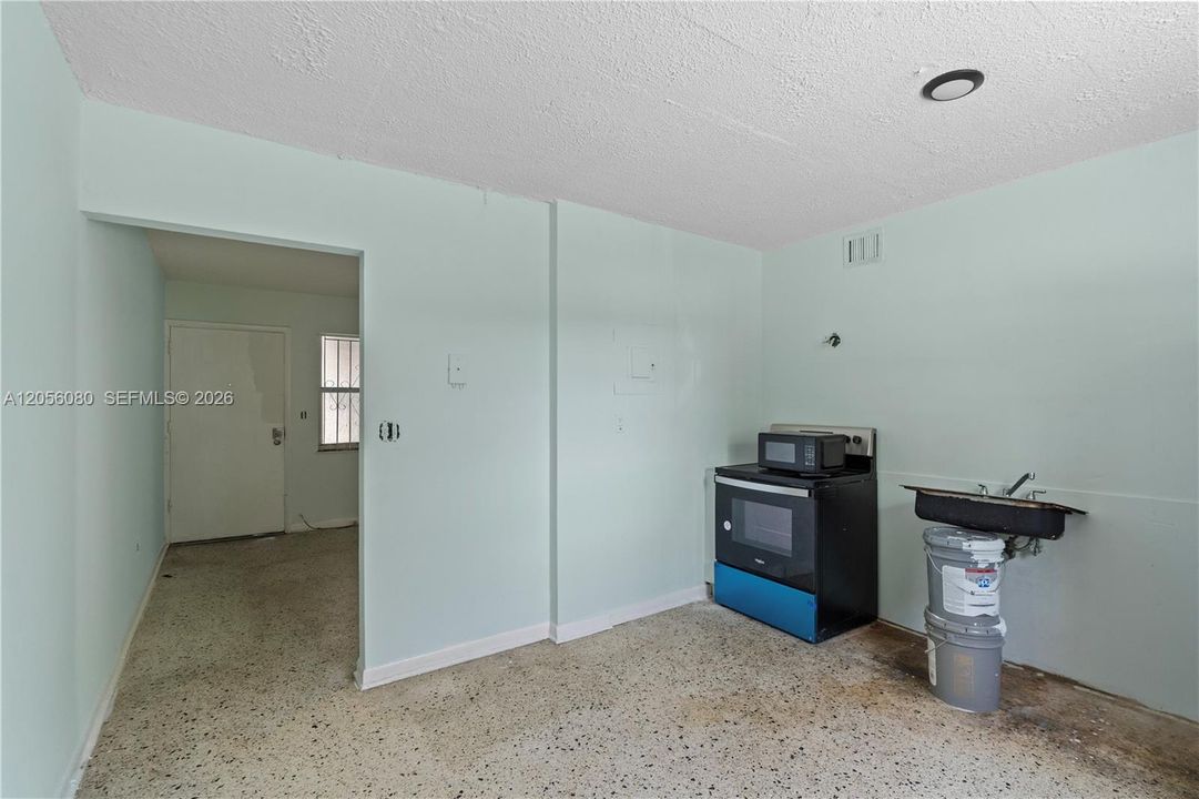 For Sale: $215,000 (2 beds, 1 baths, 890 Square Feet)