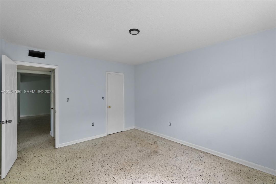 For Sale: $215,000 (2 beds, 1 baths, 890 Square Feet)