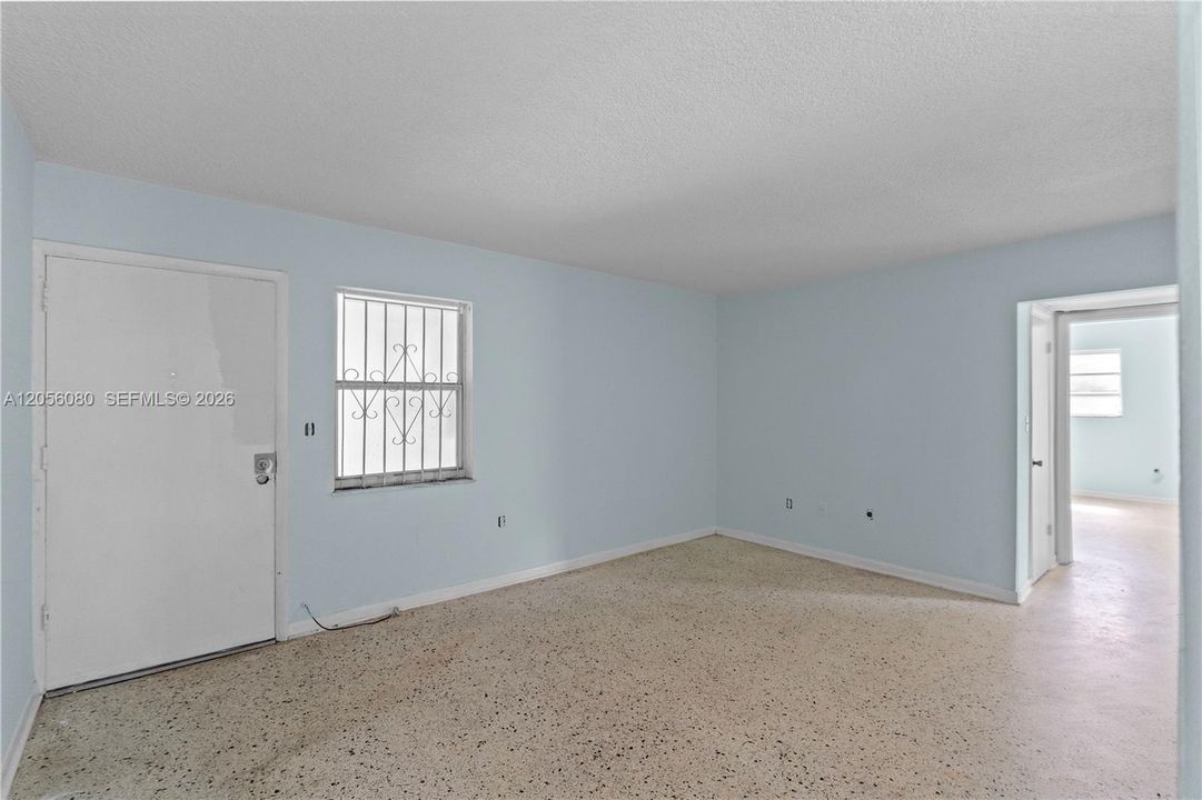For Sale: $215,000 (2 beds, 1 baths, 890 Square Feet)