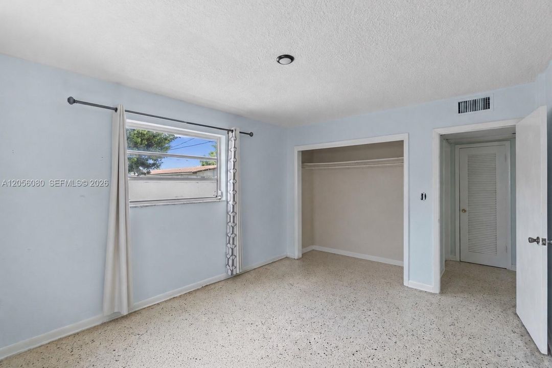 For Sale: $215,000 (2 beds, 1 baths, 890 Square Feet)