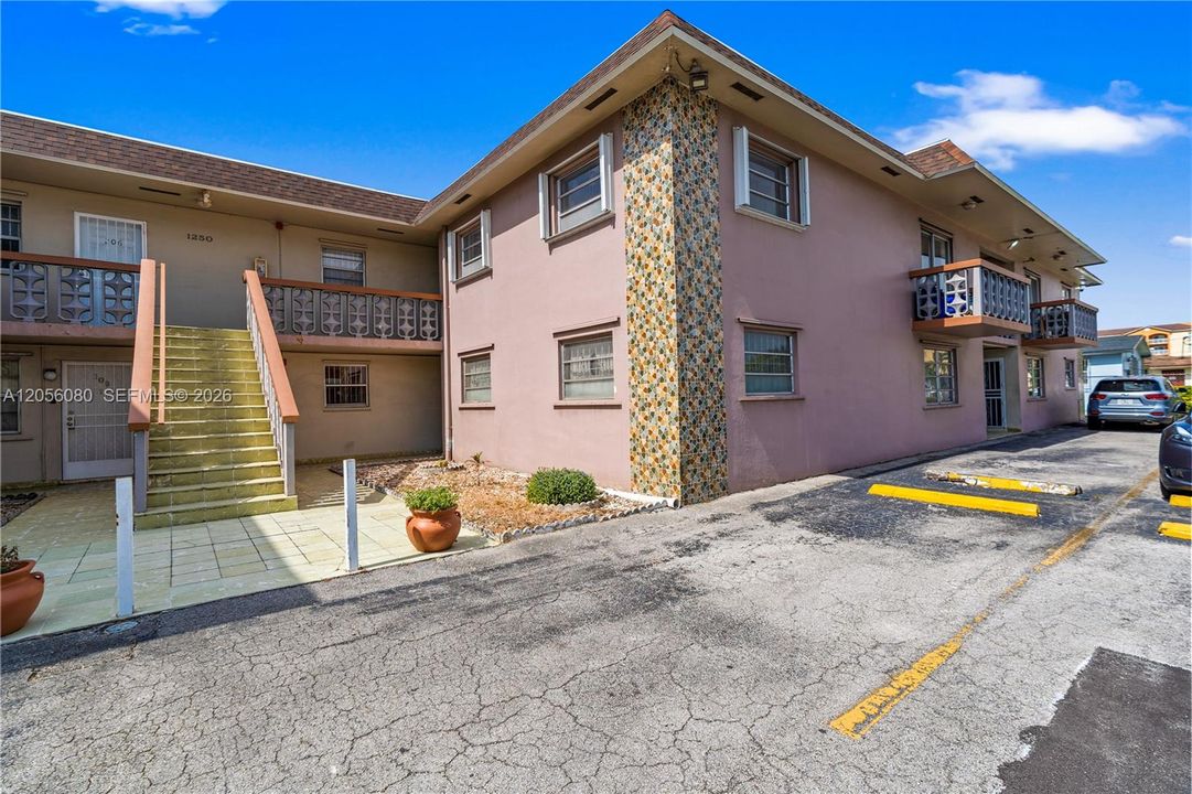 For Sale: $215,000 (2 beds, 1 baths, 890 Square Feet)