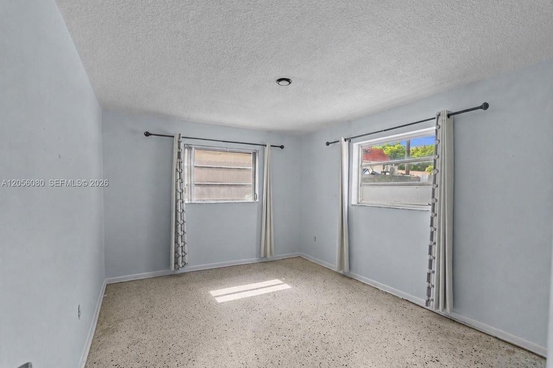 For Sale: $215,000 (2 beds, 1 baths, 890 Square Feet)