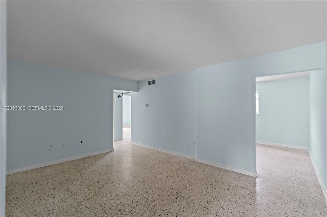 For Sale: $215,000 (2 beds, 1 baths, 890 Square Feet)