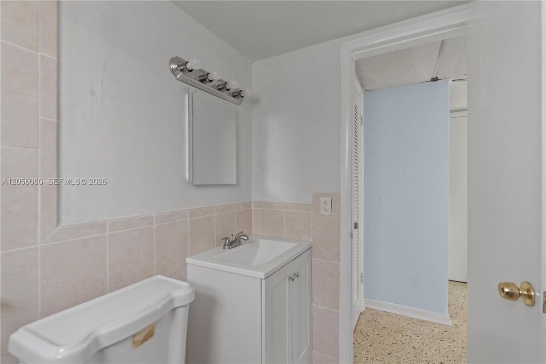 For Sale: $215,000 (2 beds, 1 baths, 890 Square Feet)