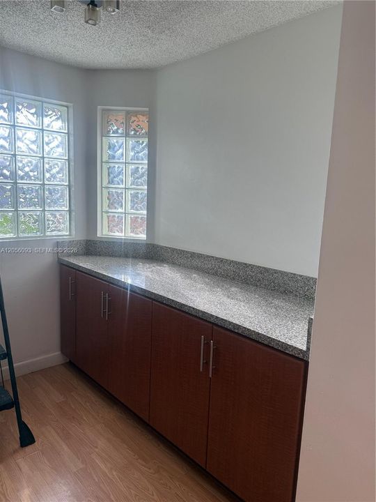 В аренду: $2,300 (2 спален, 2 ванн, 1350 Квадратных фут)