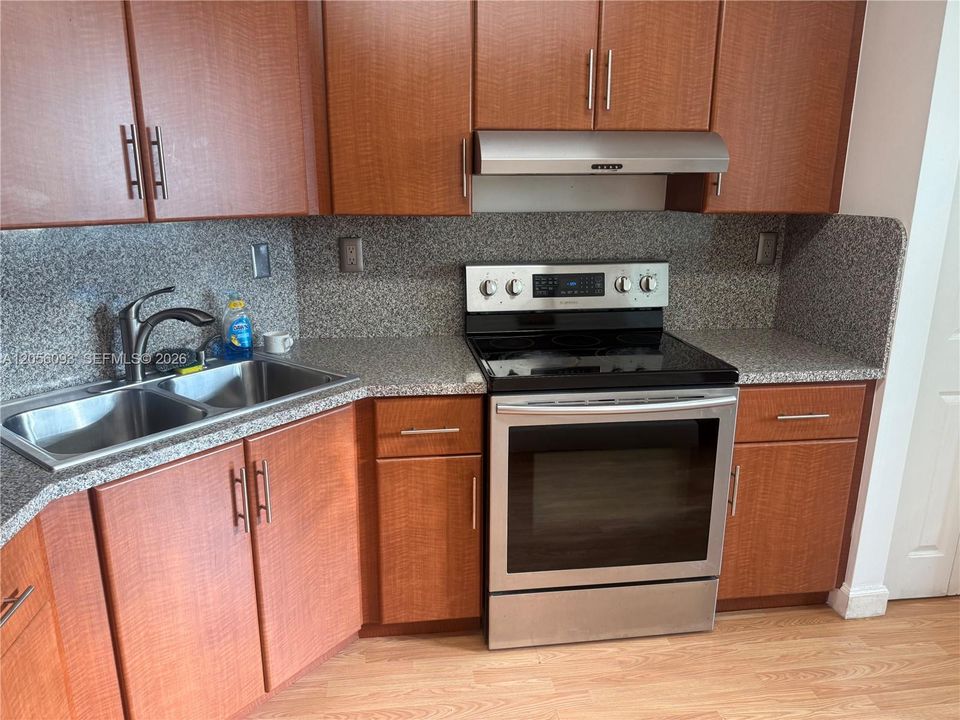 В аренду: $2,300 (2 спален, 2 ванн, 1350 Квадратных фут)