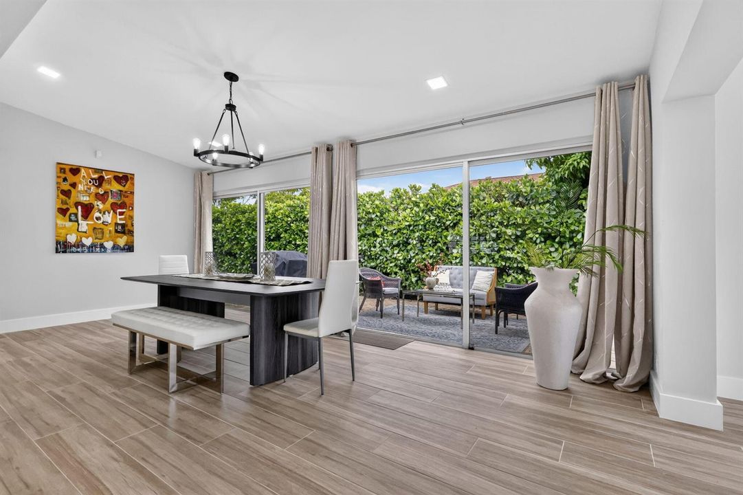 FORMAL ELEGANT DINING ROOM