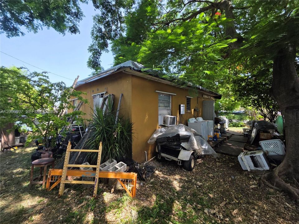На продажу: $225,000 (2 спален, 1 ванн, 600 Квадратных фут)