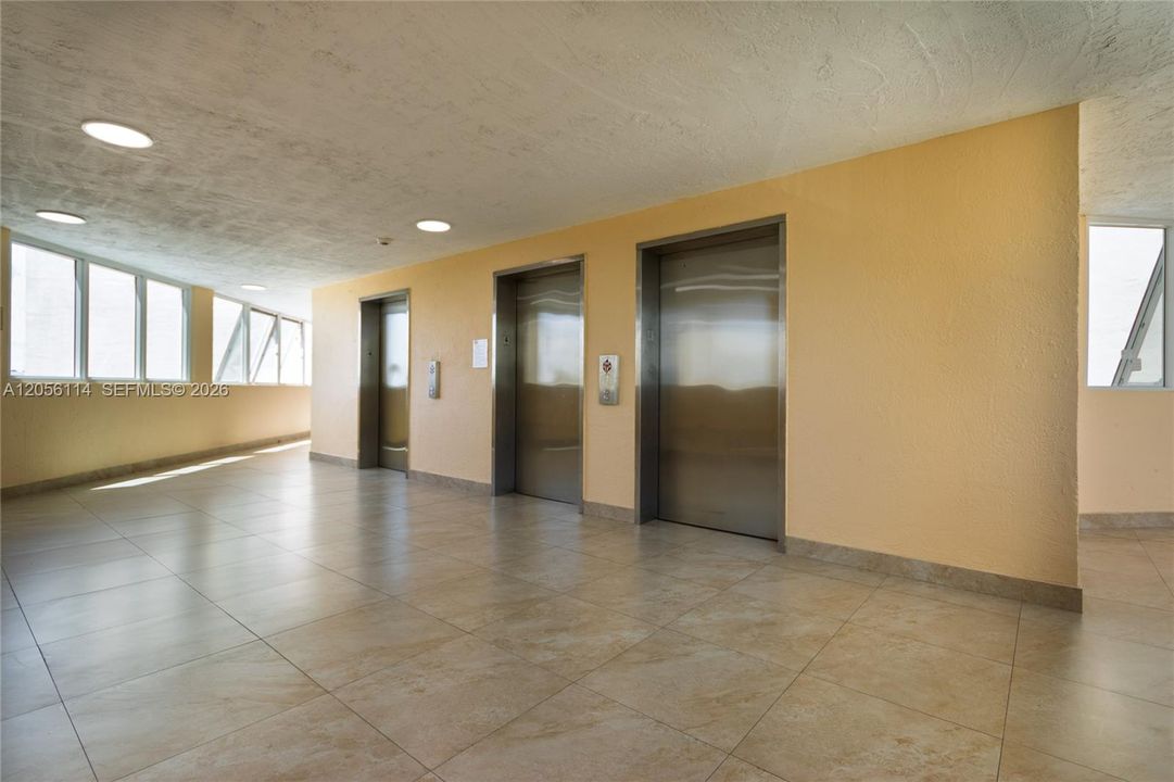 For Sale: $259,000 (2 beds, 2 baths, 910 Square Feet)