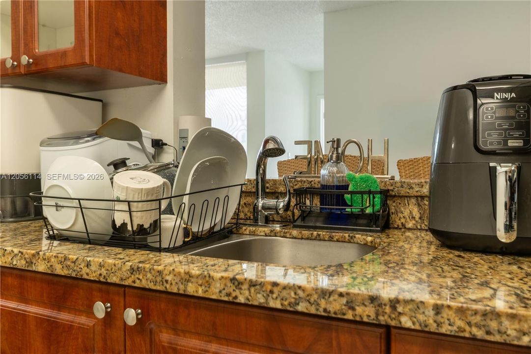 For Sale: $259,000 (2 beds, 2 baths, 910 Square Feet)