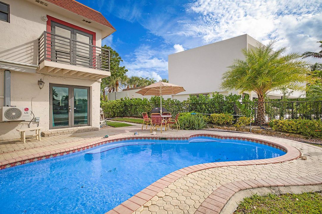 1901 N Riverside Dr -36
