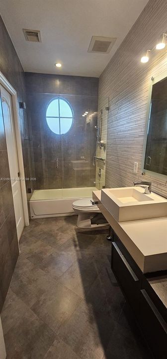 В аренду: $4,500 (5 спален, 3 ванн, 2355 Квадратных фут)