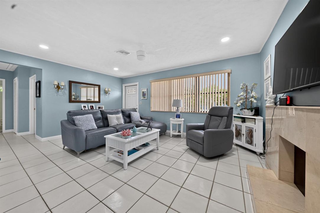 10_5826_Churchill_Ct-Living_room-1719