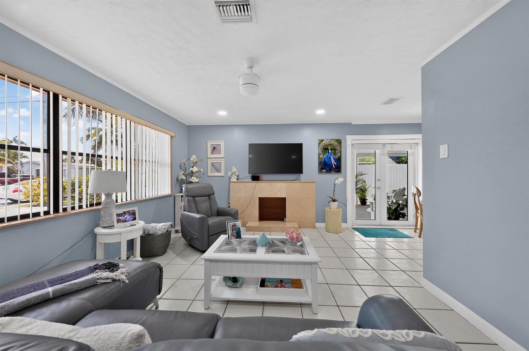 11_5826_Churchill_Ct-Living_room-1749