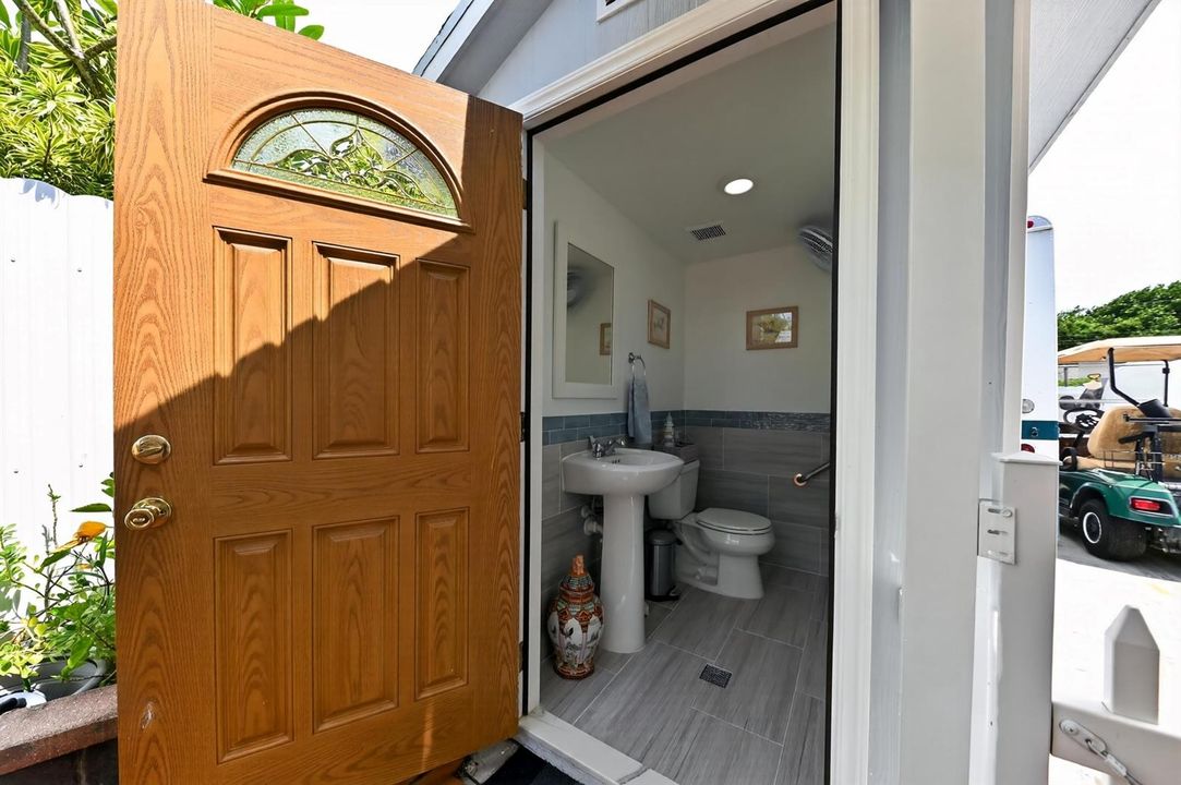 27_5826_Churchill_Ct-Bathroom-1818
