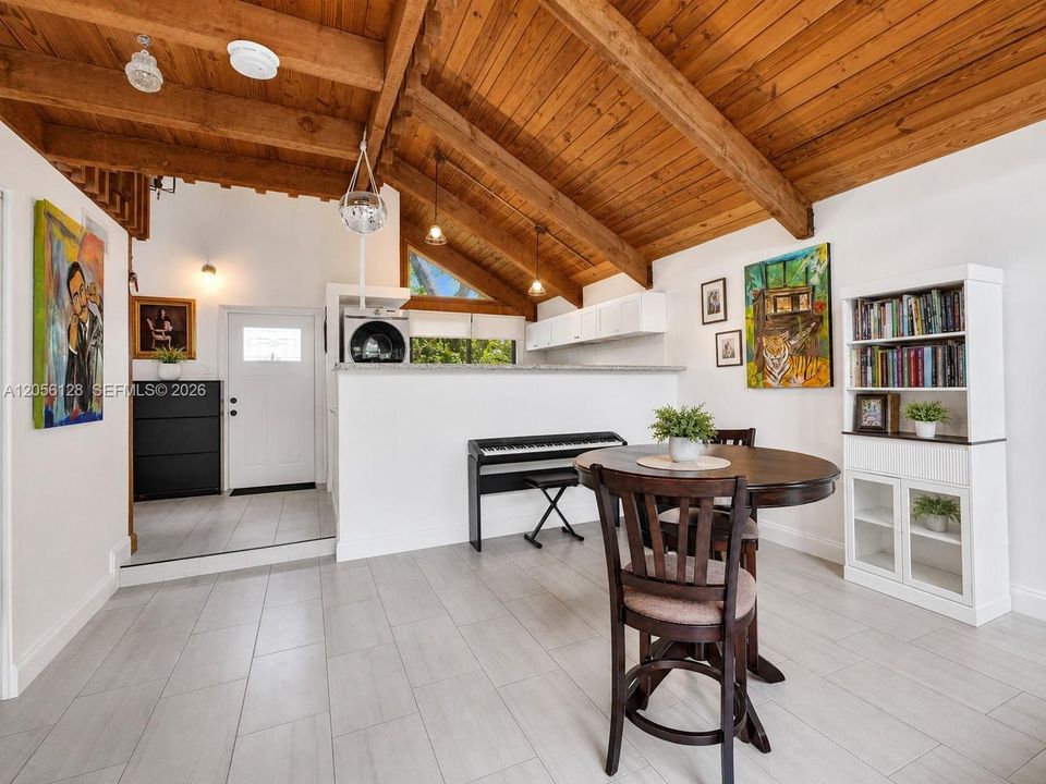 出租: $3,000 (2 贝兹, 1 浴室, 1152 平方英尺)