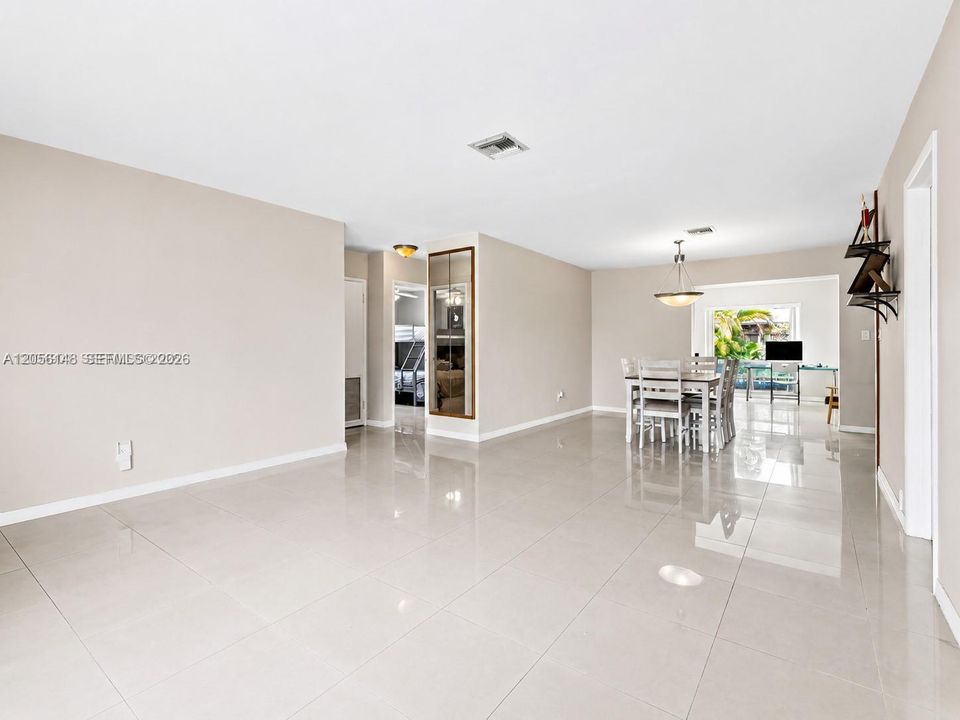 En Renta: $3,975 (4 camas, 2 baños, 1442 Pies cuadrados)