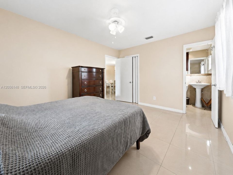 En Renta: $3,975 (4 camas, 2 baños, 1442 Pies cuadrados)