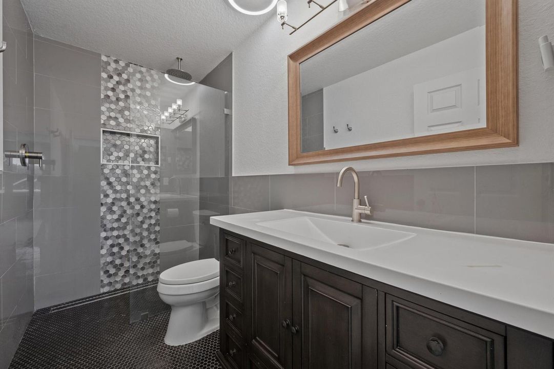 WALK-IN SHOWER