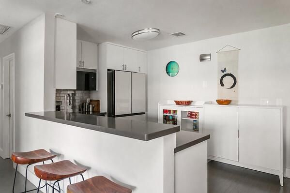 Breakfast bar w/granite countertop