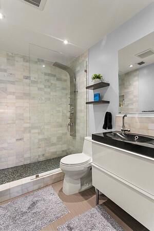 Primary BA w/walk-in shower