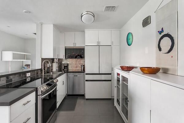 Kitchen open on 2 sides