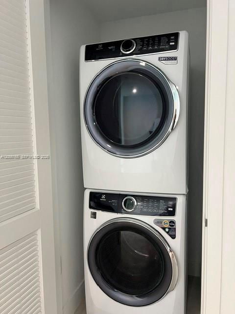 出租: $8,900 (2 贝兹, 3 浴室, 0 平方英尺)