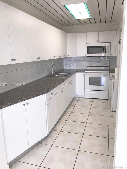 For Rent: $2,150 (2 beds, 2 baths, 960 Square Feet)