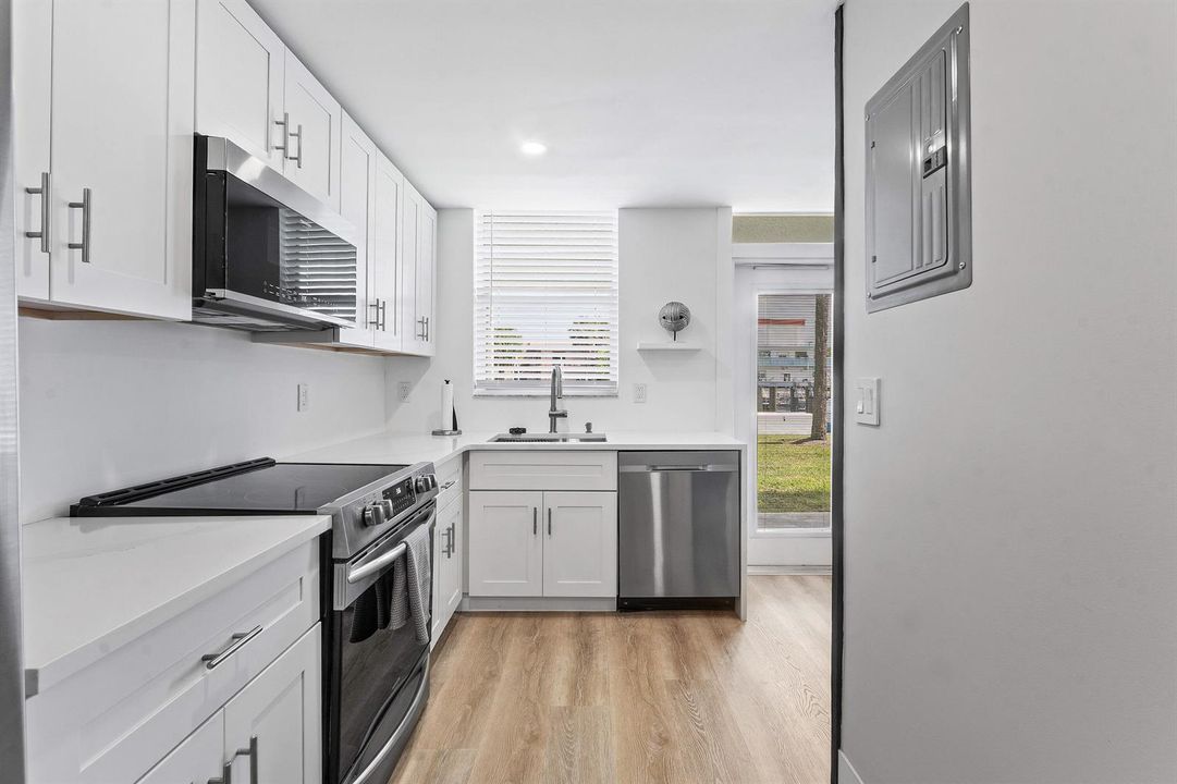013-108ParadiseHarbourBoulevard-107-Nort