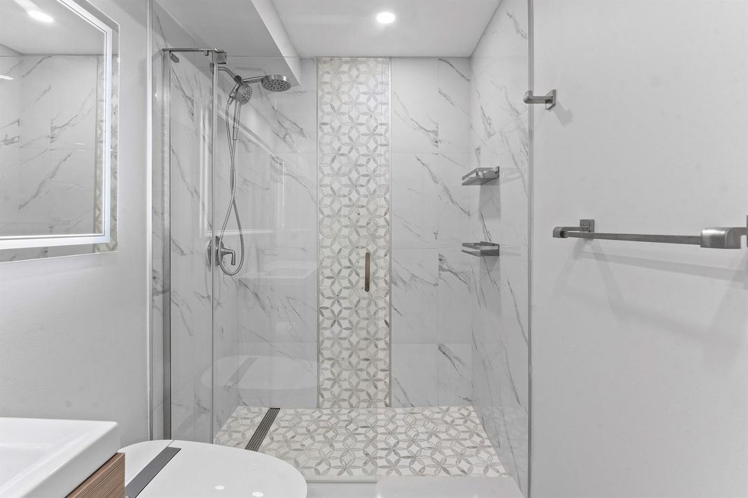 022-108ParadiseHarbourBoulevard-107-Nort