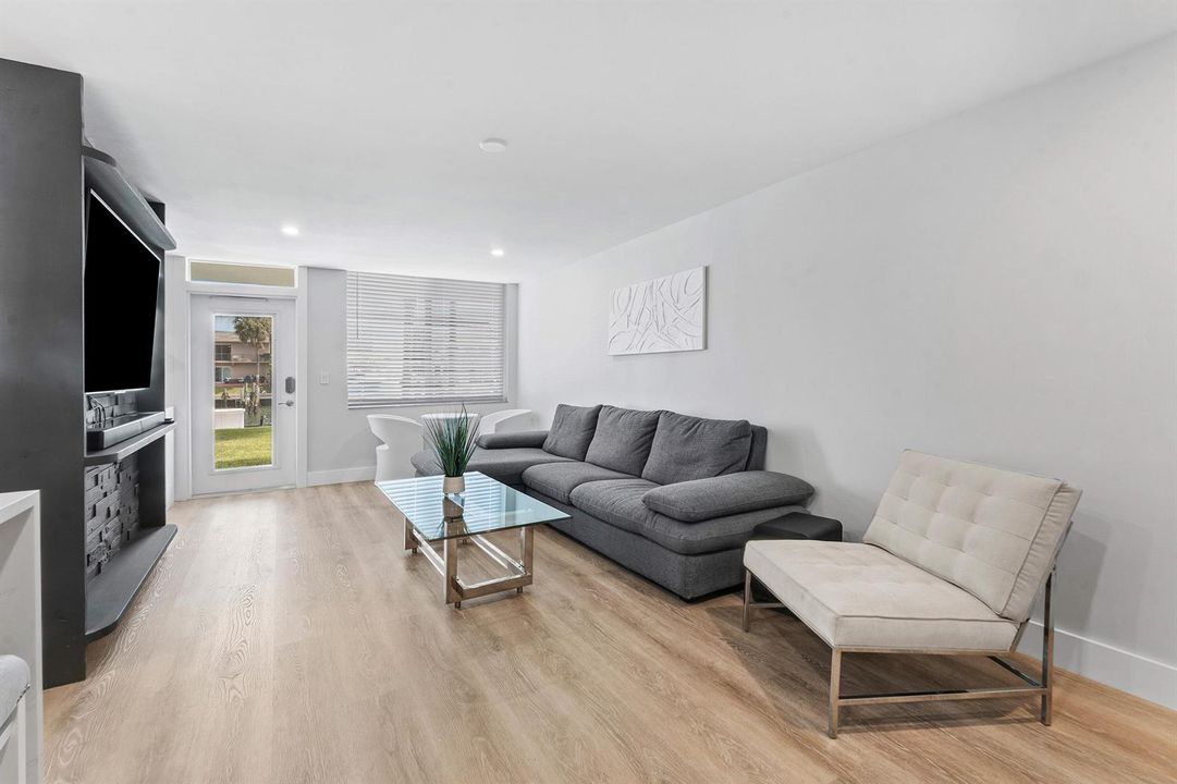008-108ParadiseHarbourBoulevard-107-Nort