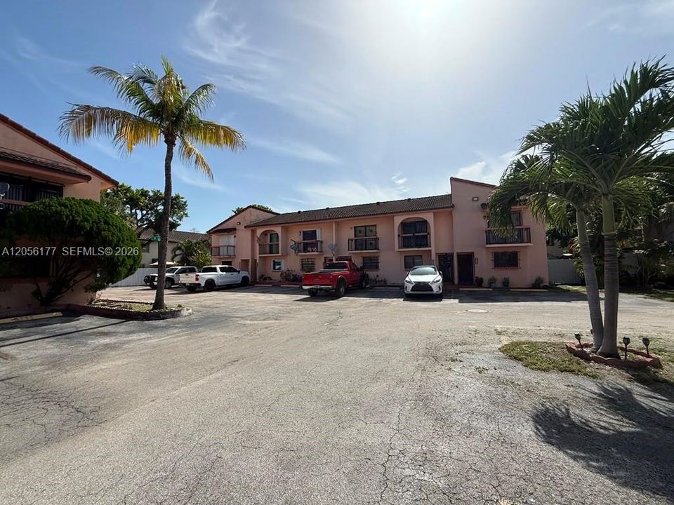 出租: $2,150 (2 贝兹, 1 浴室, 883 平方英尺)