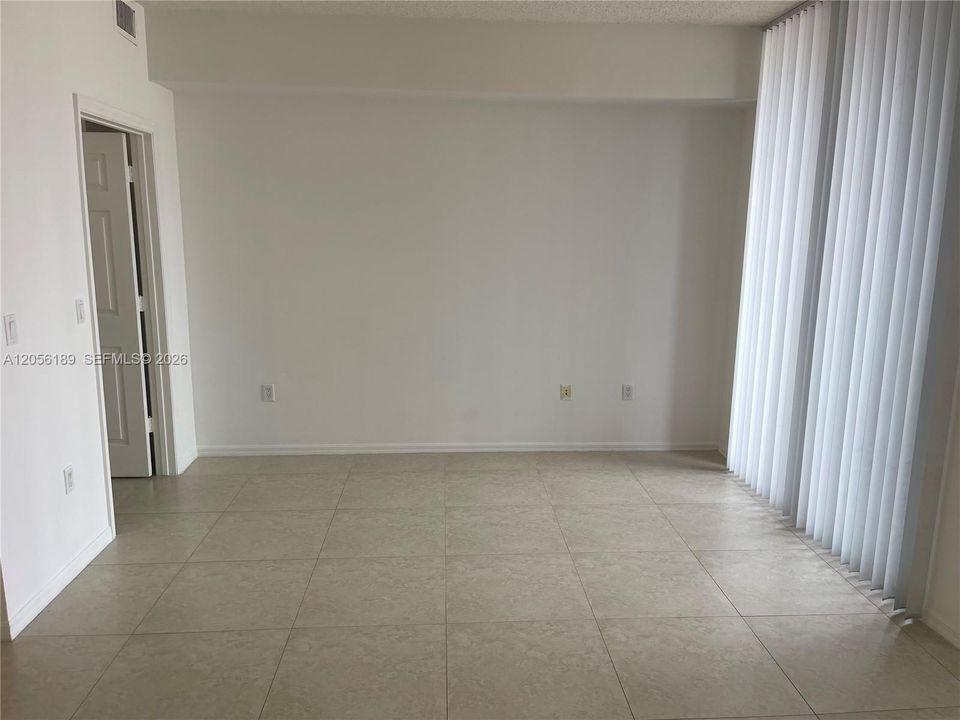 For Rent: $2,100 (0 beds, 1 baths, 553 Square Feet)