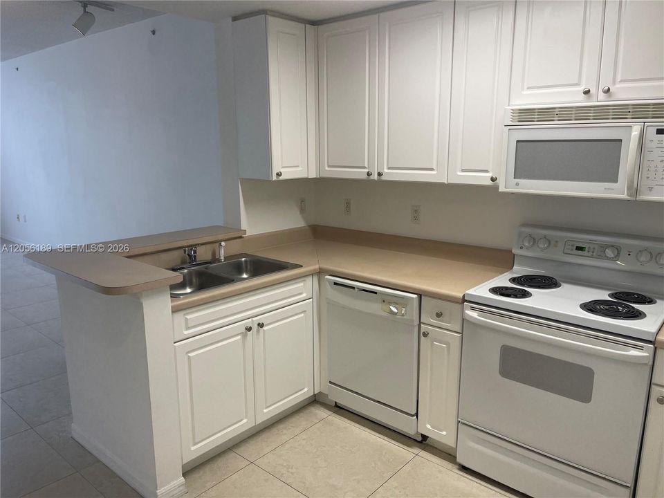 For Rent: $2,100 (0 beds, 1 baths, 553 Square Feet)