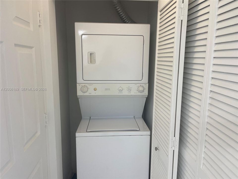 For Rent: $2,100 (0 beds, 1 baths, 553 Square Feet)