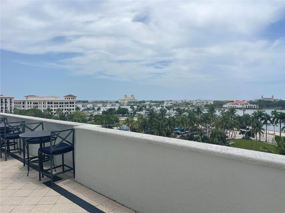For Rent: $2,100 (0 beds, 1 baths, 553 Square Feet)