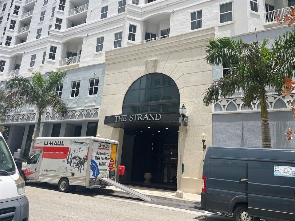 For Rent: $2,100 (0 beds, 1 baths, 553 Square Feet)