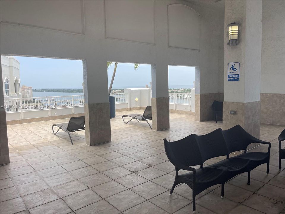 For Rent: $2,100 (0 beds, 1 baths, 553 Square Feet)